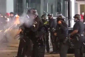 NBA球迷庆祝夺冠爆发冲突 警方朝人群发射催泪弹图片