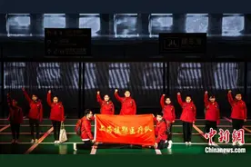 抗疫故事登上舞台 话剧《山河无恙》火热上演图片