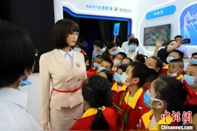 AI教育机器人亮相数字中国峰会 专家指互联网+课堂将是教育新常态图片