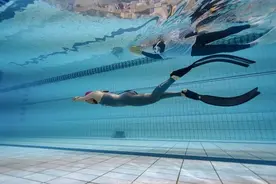 天台这位自由潜水女神打破了亚洲纪录 位居世界第七名图片