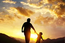 泪目！兄妹偶遇正在执勤的警察爸爸，为其送上“特殊”拥抱图片