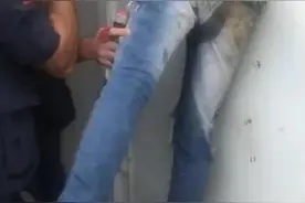 巴西少年被关监狱仅两小时，便开始越狱，没成想却被卡在门洞上图片