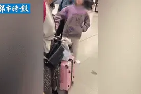 女孩当众连踹母亲6脚，别急着对这位妈妈恶语相向图片