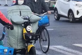 气温骤降 电动自行车“披挂上阵”保暖“挡风被”骑行埋隐患图片