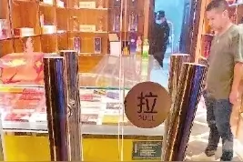 男子拉断玻璃门把手入店盗窃图片