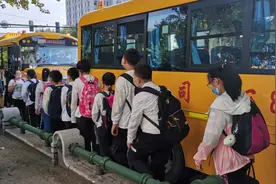 哈市校车安全管理条例面向社会征求意见丨配实时监控系统、派照管人员全程随车、每半年一次安全检验图片