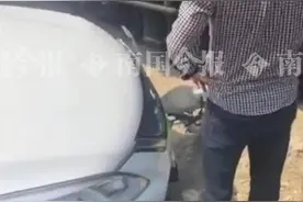 柳州一辆小轿车与一列正在行驶的火车相撞图片