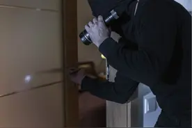 深夜有人敲门“查水管”，竟是保安起歹念想打劫女业主图片