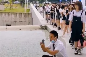 景区保安拍照太好引上百人排队 游客：希望男友多学习图片