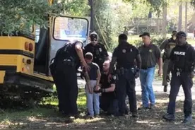 美国11岁男孩偷幼儿园校车飙车 警方追逐30分钟将其逮捕图片