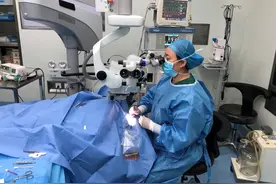 宁夏17岁女孩眼睛长螨虫，眼角膜穿孔，视力几乎丧失图片