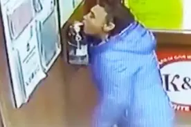 迷惑！俄罗斯男子大口喝超市内免费消毒液 连喝数口后扬长而去视频封面