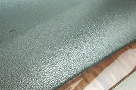 凯美瑞中控出油开裂存安全隐患 厂家回复称“出了质保无法解决”图片