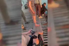 俄罗斯一名残疾男子跳入水中帮助落水者脱险图片