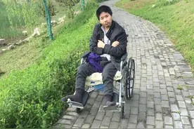 “我不会放弃哥哥，只要我还在”，哥哥患上罕见病，弟弟辞职回乡照顾5年，40岁仍未婚图片