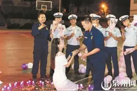 泉州姑娘单膝跪地 向消防员男友求婚图片