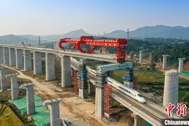 常益长高铁成功跨越乌山联络线图片