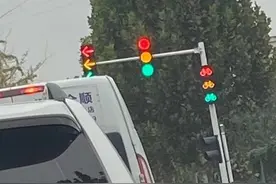 奇葩！郑州这个路口信号灯三灯齐亮？其实你想走，其实不想留图片