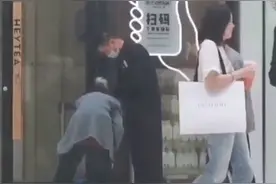 浙江一位老奶奶想进商场卖菜被保安拦住 结局却有点暖图片
