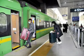 “绿巨人”动车西宁至重庆北迎来首趟运行图片