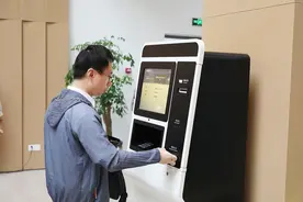 市民在自助办卡机上办理图书借阅证图片