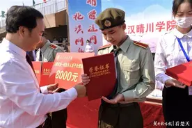 暖心！武汉这所高校为抗疫医护子女兑现“硬核礼包”图片
