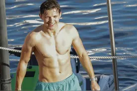 馋了！荷兰弟热辣冲浪性感照曝光 身材向美队靠拢图片