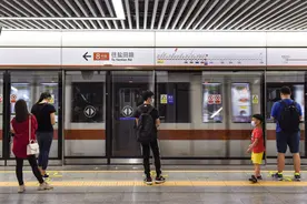 地铁2号线和8号线将贯通运营，市民乘地铁可从蛇口直达盐田图片