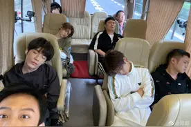 邓超晒鹿晗等睡觉照喊话节目组 网友：老年人觉少图片