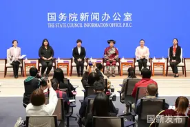 国新办记者见面会：5位妇女代表谈“脱贫攻坚路上的巾帼力量”图片