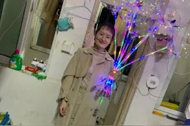 为坚强点赞！郑州大学生校园卖花救母，自己已坚持抗癌七年图片