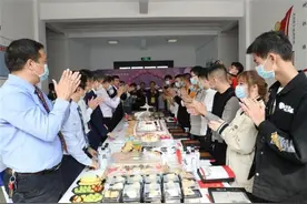 暖心！高校自制一米长生日蛋糕给11名新生庆生图片