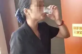 大可不必！山东一保洁员展示直饮便池水图片