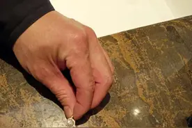 西湖边高端酒店，女子价值26万的大钻戒不见了！凌晨，有人翻了200多只垃圾袋……图片
