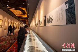 保利15周年拍卖会启幕：康熙十二月花神杯再现拍场图片