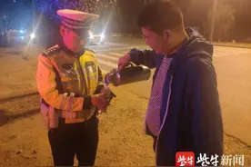 初秋暖心事：连云港东海交警收到“秋天第一杯白茶”图片
