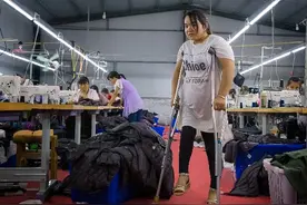 残疾人黄菲菲在扶贫车间的脱贫故事图片