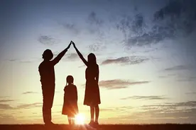 别让父母在你面前，活得小心翼翼图片