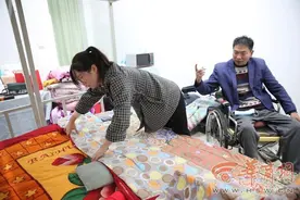 商洛女孩带着瘫痪爸爸上大学：希望他别觉得自己是拖累图片