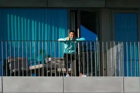 C罗在阳台被媒体抓拍，笑容依旧并对记者竖起大拇指图片