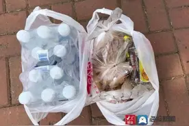 “抽空垫垫吧！”青岛大姨核酸检测点放下一袋吃的图片