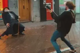 荷兰街头一老人跟随音乐跳舞 酷炫舞姿引发路人围观图片