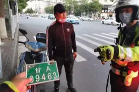 兰州一男子为躲避检查，“偷”共享电动自行车号牌，结果凉凉图片