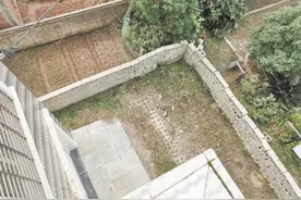 奇葩操作！女子卖房后砌墙封路，称“卖屋没卖路”索20万元买路钱图片