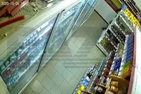 俄罗斯一女子商店盗窃被拍下 连衣裙里塞满被盗商品图片