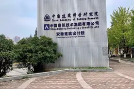 合肥金色池塘小区广场被改造成停车场 私装道闸处已拆除图片
