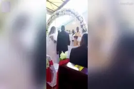 赞比亚一名愤怒妻子带孩子冲进丈夫婚礼现场阻止其重婚图片