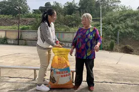 扶贫干部“喜宝”：贫困户家里多了一只羊图片