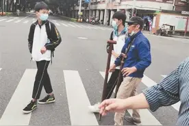 护送盲人过马路 泉州培元中学两少年郎善举暖人心图片