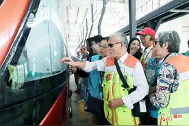 江苏苏州：视障读者体验试乘轨道电车图片